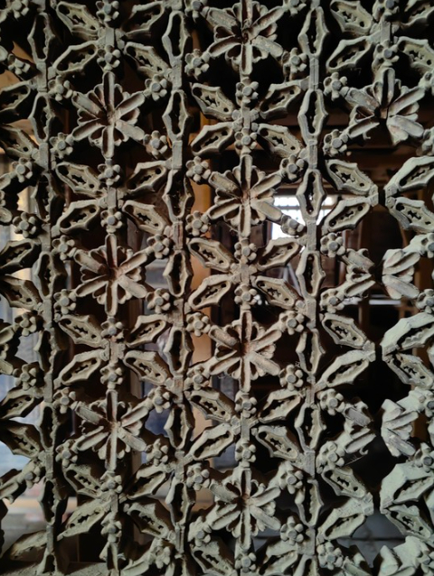 公输堂内雕花隔扇门。