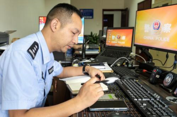 胡祥雨认真排查失散家庭寻亲线索。 （资料图片）