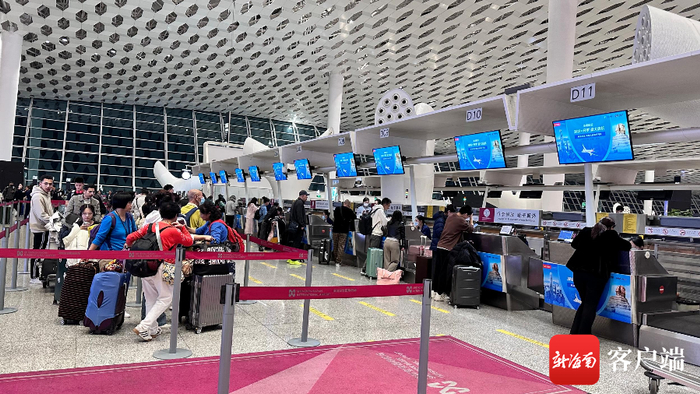 旅客有序办理乘机手续。海南航空供图