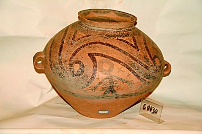 甘肃省定西市马家窑遗址出土的播种人形彩陶罐。资料图片