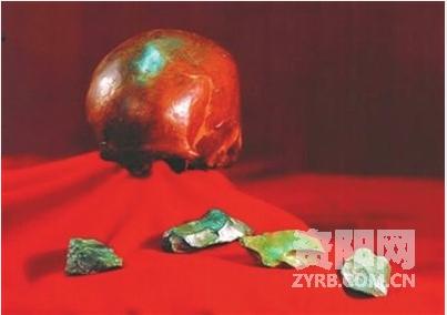   “资阳人”头骨以及头骨旁的旧石器时代唯一骨锥（图据资阳网）