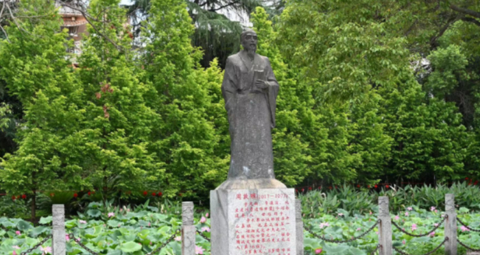 ▲衡阳西湖公园内的周敦颐雕像。（图源：衡阳日报）