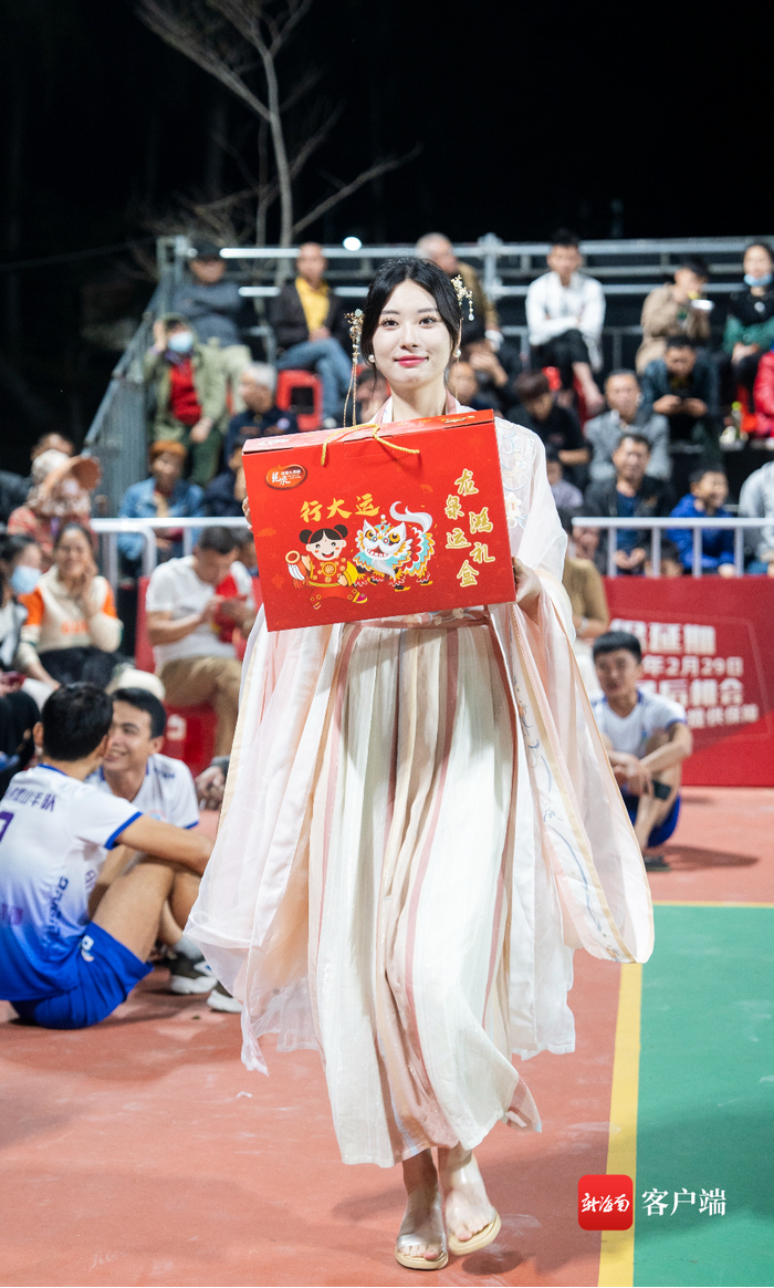 海南“村VA”迎春赛上演龙泉年货走秀。记者 李昊 摄