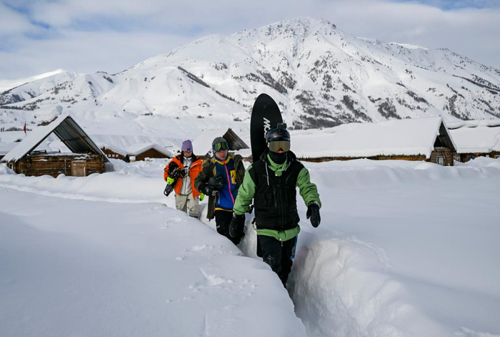 ↑2023年1月14日，来自广东的雪友在新疆阿勒泰地区游玩。