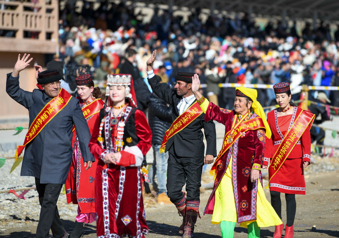 ↑2023年3月21日，比江·比格瓦孜（右三）与其他非遗代表性传承人在塔县参加肖贡巴哈尔节文旅活动。