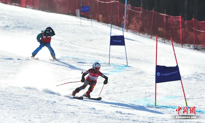 参赛选手在通化的滑雪场进行激烈比拼。高龙安/摄