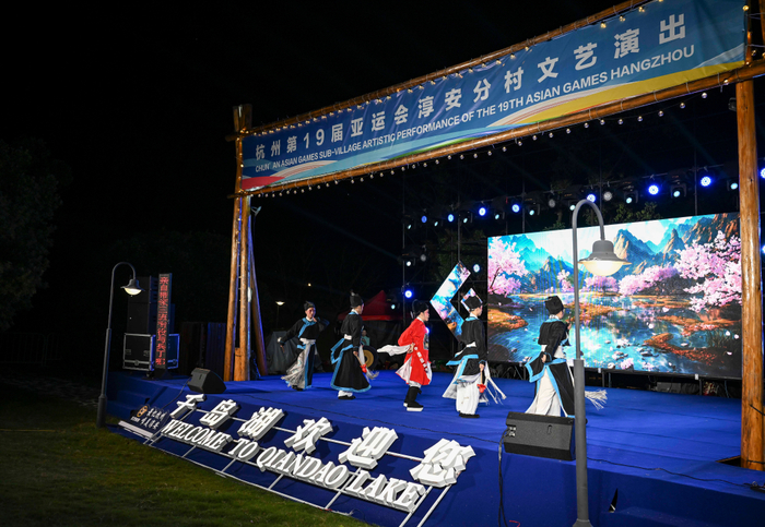 ↑2023年9月25日，浙江杭州淳安县剧团演员为运动员和工作人员表演淳安睦剧。