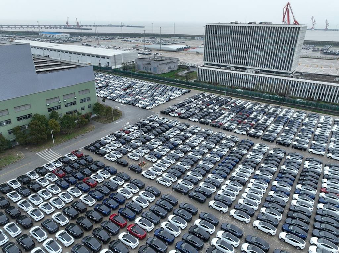 2023年3月30日，上海南港码头，大批量等候出口的特斯拉电动汽车整齐停放。 IC 资料图