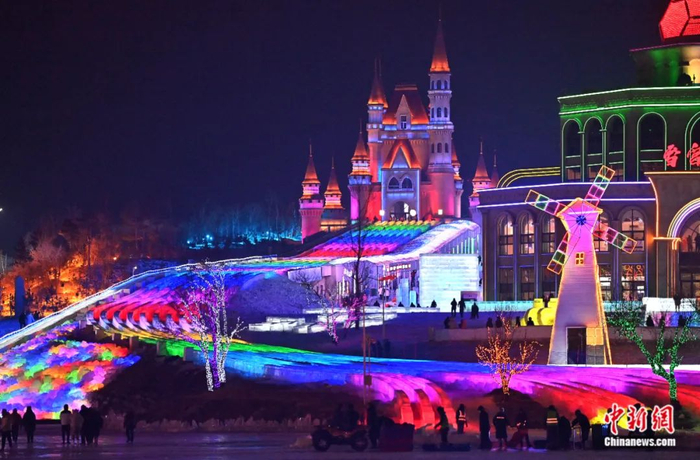 长春冰雪新天地的超长冰滑梯。张瑶/摄