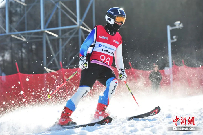参赛选手在通化的滑雪场进行激烈比拼。高龙安/摄