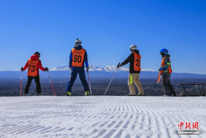 中外滑雪爱好者齐聚长白山。长白山摄影家协会/供图