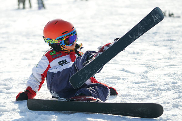 一名小朋友在吉林市万科松花湖度假区滑雪。记者 许畅 摄