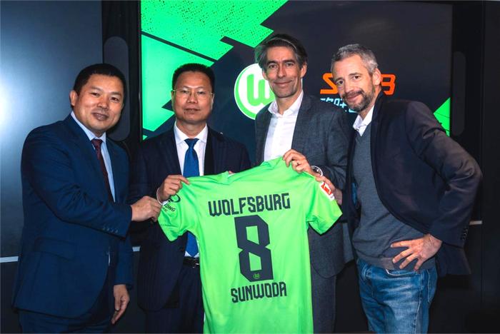 沃尔夫斯堡足球俱乐部CEO米夏埃尔·梅斯克（左三）、欣旺达动力创始人王明旺（左二）等高层出席战略合作签约仪式