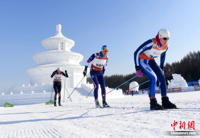 中外选手长春挑战瓦萨越野滑雪赛事。张瑶/摄
