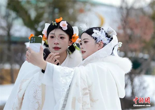 游客体验朝鲜族民俗。徐大东/摄