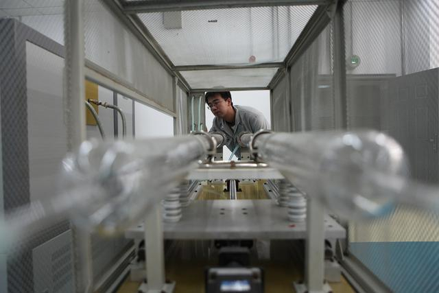 2009年8月2日，内蒙古一家锗业科技公司的技术人员在调试设备。新华社记者 邢广利 摄