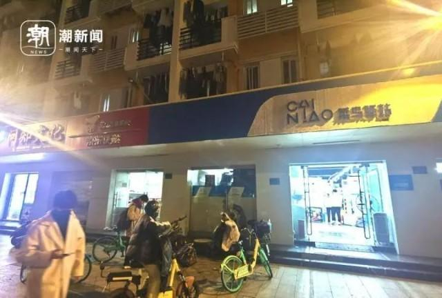 在杭州市钱塘区高校园区，不到50米的路上就有3个快递服务点。潮新闻记者 徐添城 摄