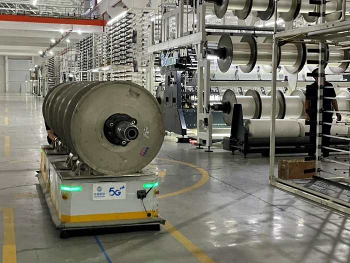 5G+AGV自动接单、无人搬运、自动运输，助力纺织工厂高效不间断生产。