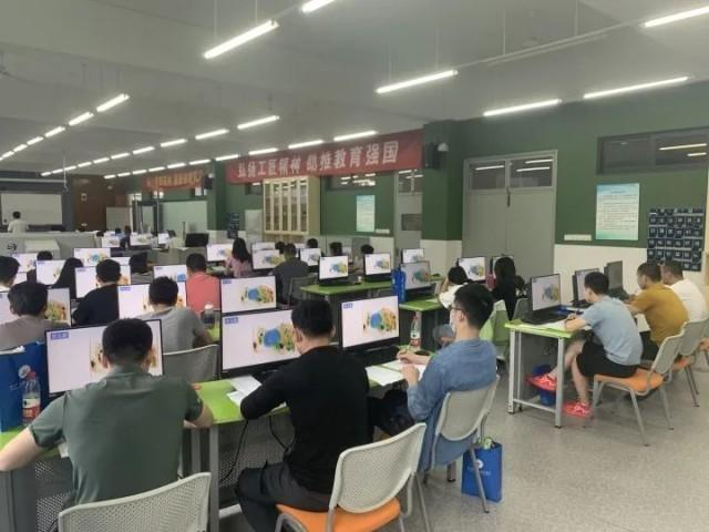 业内专家为快递公司员工进行业务培训。图片由浙江邮电职业技术学院提供
