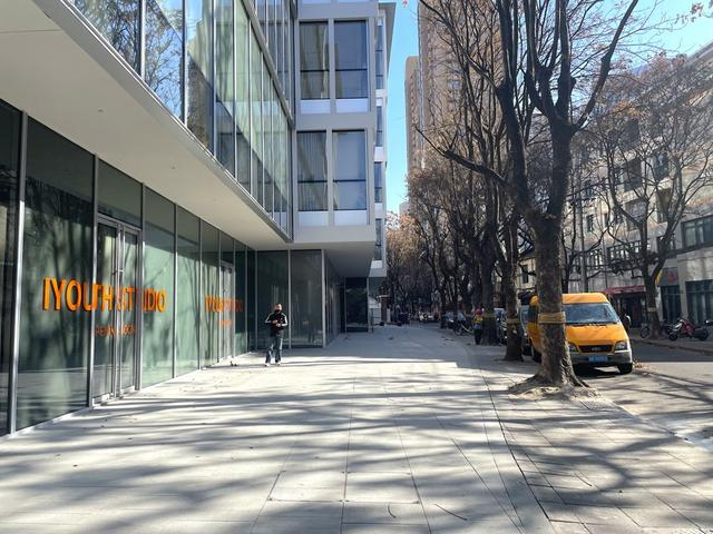 翡悦里昭化路一侧一层商业空间向内收拢。 舒抒 摄