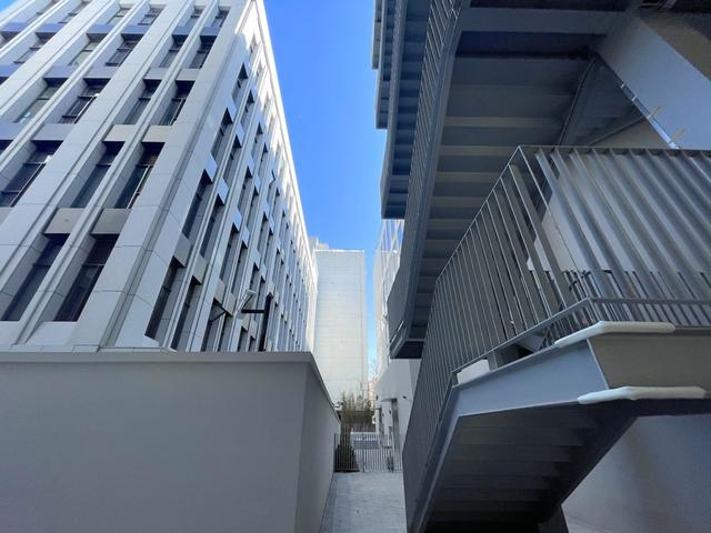 翡悦里（图右）与建工集团地块（图左）地上分隔现状 舒抒 摄