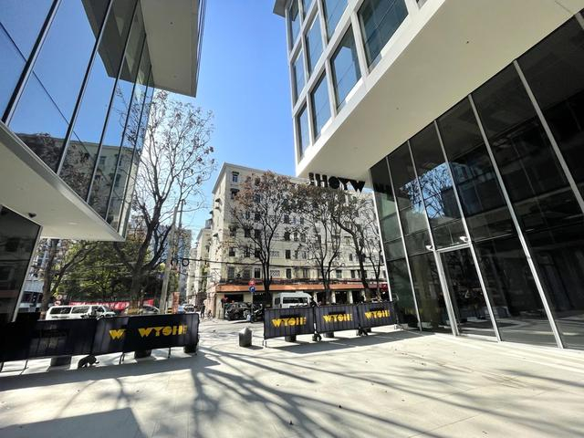 翡悦里昭化路一侧一层商业空间向内收拢。 舒抒 摄