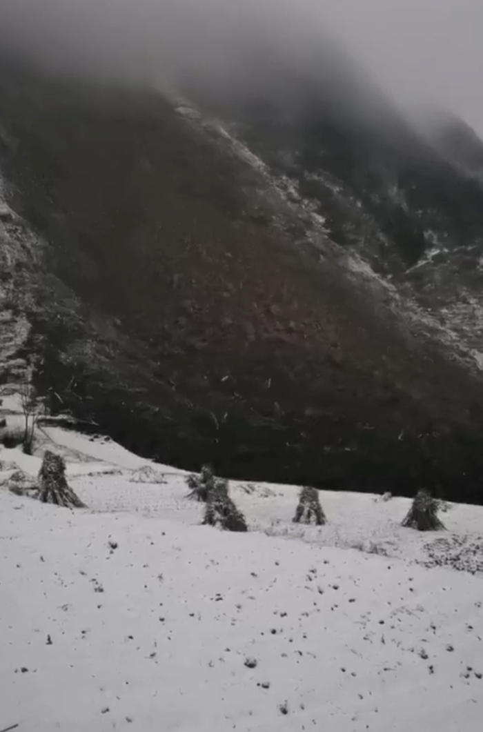雪天下的碎石和山体。村民供图