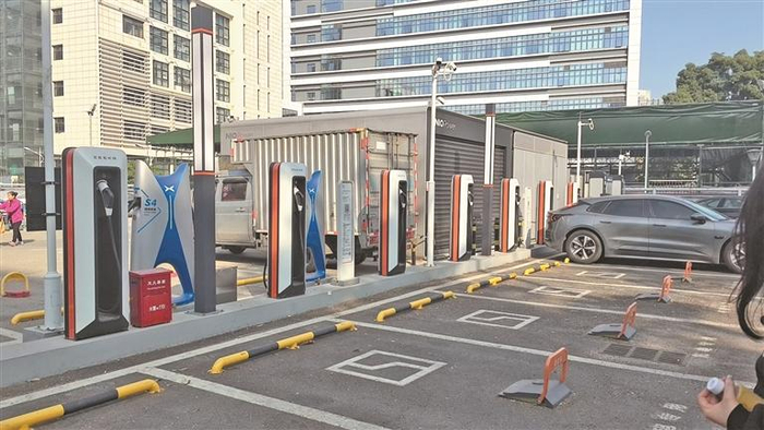 位于南山区南油文化广场充电站内的极氪品牌充电站，每个充电桩都是超充桩。