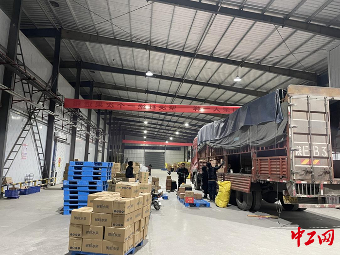 货车在临猗县冷库等待装满发车 刘浩 摄