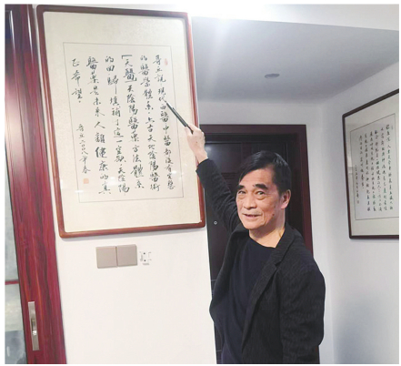 黄福邱将一些精彩的观点通过书法的形式呈现 本报记者李宗文 摄