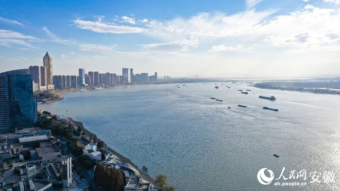 远眺芜湖十里江湾.人民网记者 张俊摄