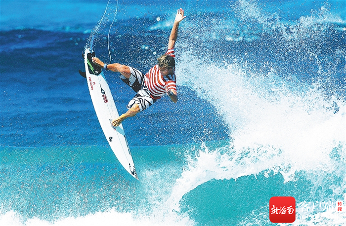 游客在日月湾冲浪。万宁市融媒体中心供图