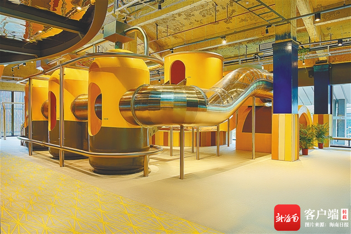 万宁M1咖啡奇幻工场的咖啡文化沉浸式体验区，这一管道滑梯模拟了咖啡烘焙的全过程。万宁M1咖啡奇幻工场供图