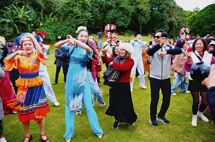     越南旅游团游南宁跳起“科目三” 本报记者覃祖稳 摄