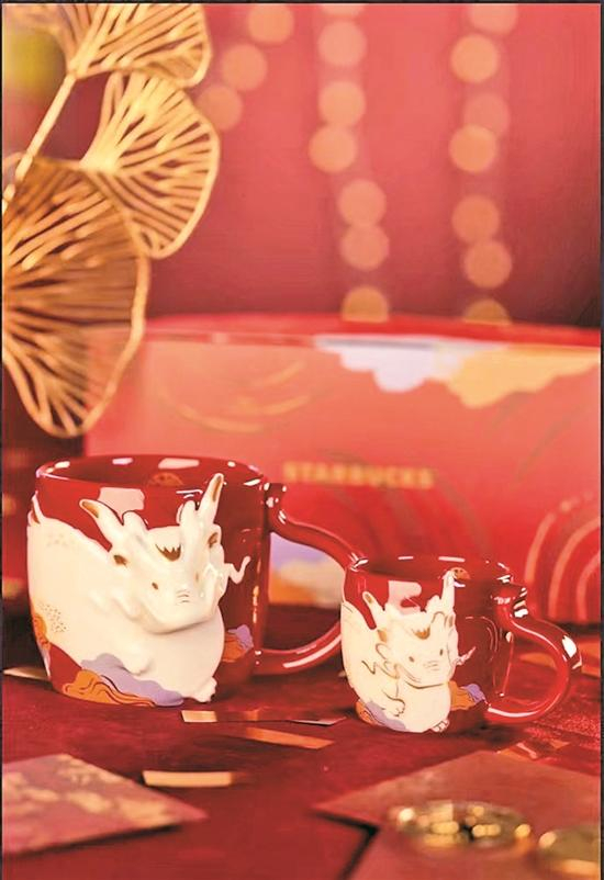 商家推出的龙年限定杯 杭莹 摄