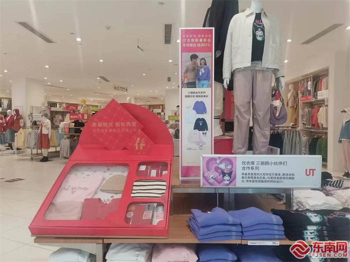 一家服装店内销售新年衣服。东南网记者 卢金福 摄