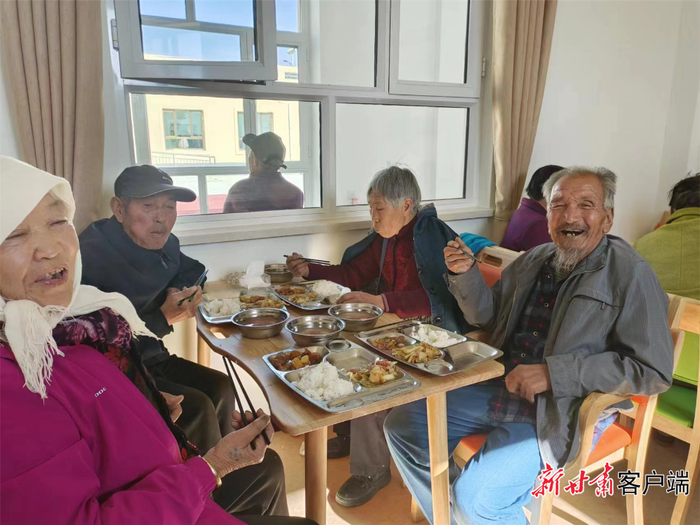 西坝镇综合养老服务中心的老人们在用餐。