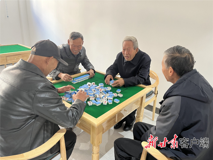 老人们进行棋牌娱乐。