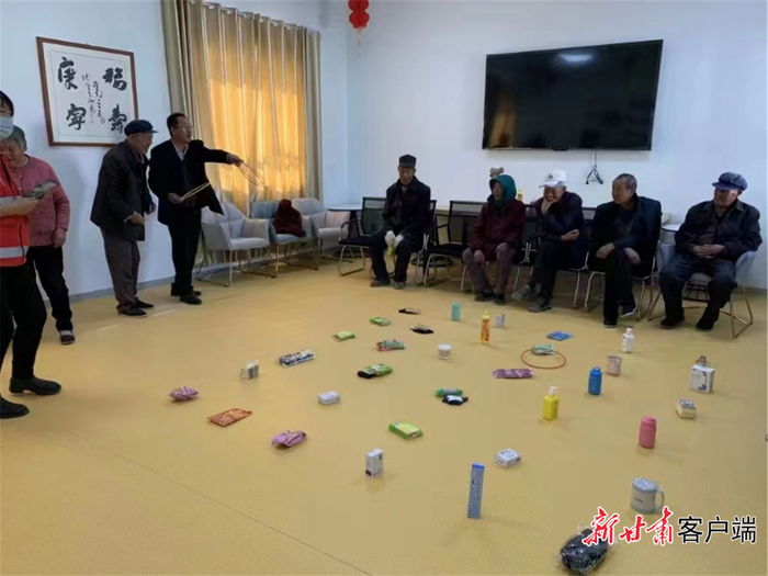 羊井子湾乡综合养老服务中心的老人们参加活动。（金塔县民政局供图）