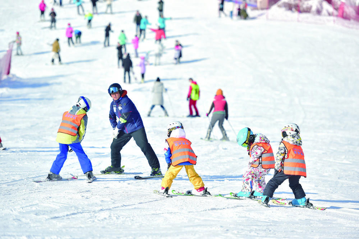       市民在石家庄西部长青滑雪场滑雪，尽享冰雪乐趣。　　本报记者 张晓峰 摄