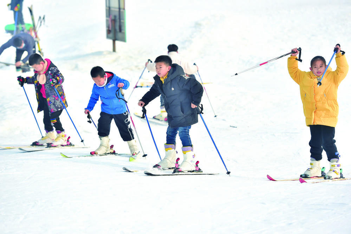 　　孩子们在石家庄清凉山滑雪场滑雪。　　本报记者 张晓峰 摄