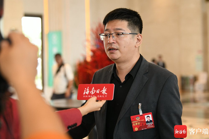 省政协委员马振华接受媒体采访。记者 陈卫东 摄