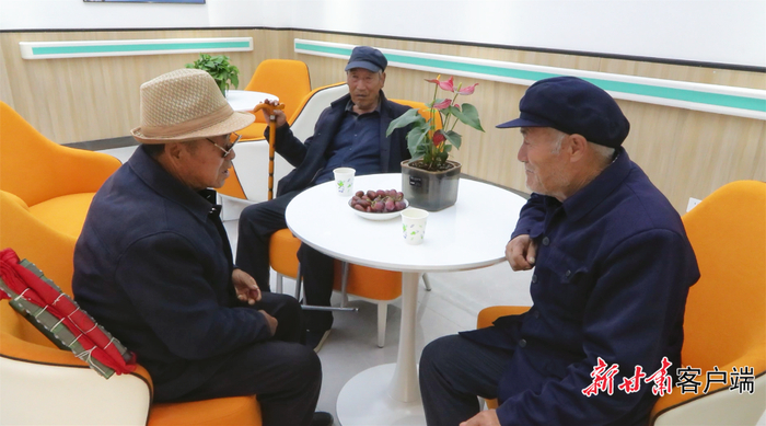 老人们正在聊天。