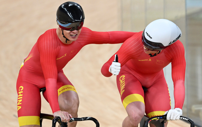 ↑2023年9月29日，中国选手刘琦（右）为夺得冠军的队友周瑜点赞。