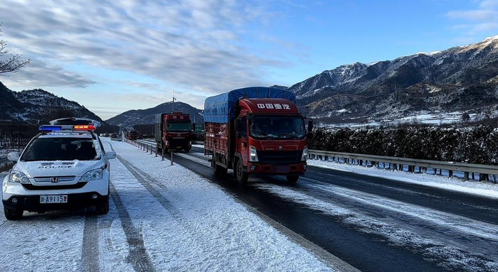▲雅西高速冰雪路段恢复通行