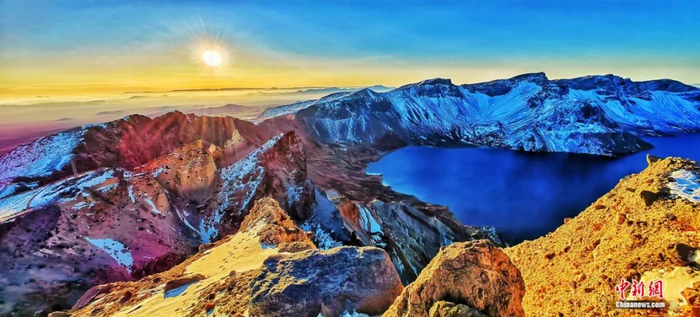 长白山天池的日出景观。王国祥/摄