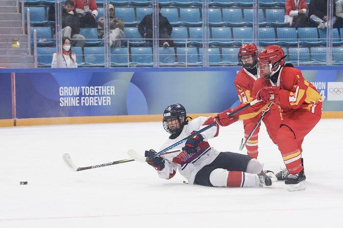 20日的冬青奥会女子冰球3对3预赛中，中国队6∶3战胜韩国队。
