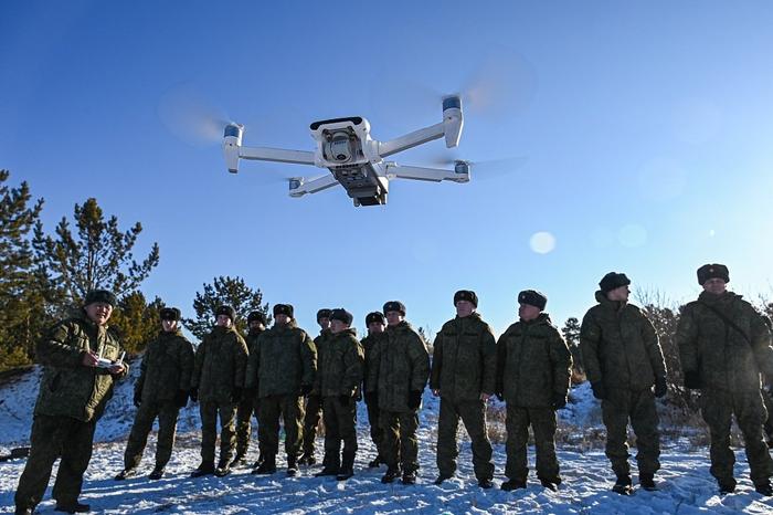 1月18日，俄罗斯东部军区联合军的军人在赤塔的训练场参加无人机训练演习。（视觉中国）