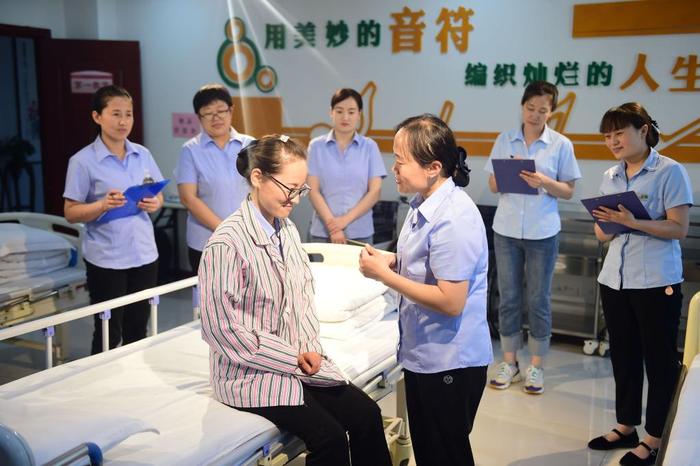 2023年6月9日，河北省沧州市泊头福星园老年公寓养老护理员进行技能竞赛。傅新春摄