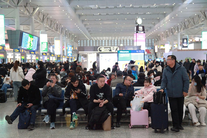 2024年1月21日，上海虹桥火车站候车大厅里人头攒动，不少旅客在上海虹桥火车站候车大厅候车。视觉中国 图